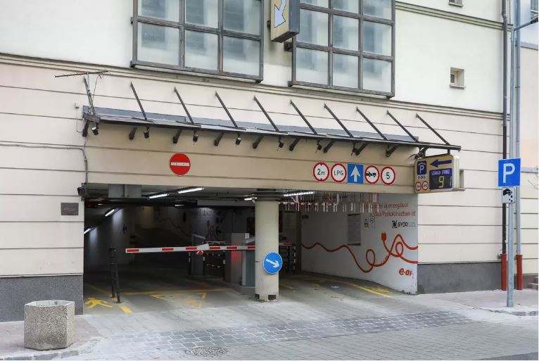 Átmenetileg ne rutinból akarjunk parkolni a győri Jókai parkolóházban